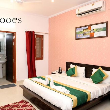 The Abodes House Hotel Грейтър Нойда Екстериор снимка